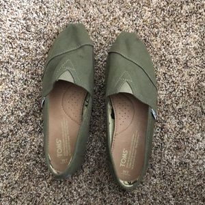 Size W7 olive green Toms.